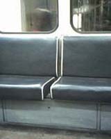 繋ぎ目のある地下鉄の椅子