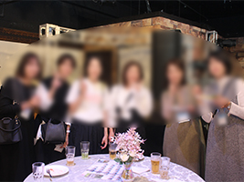 “友人たちと”